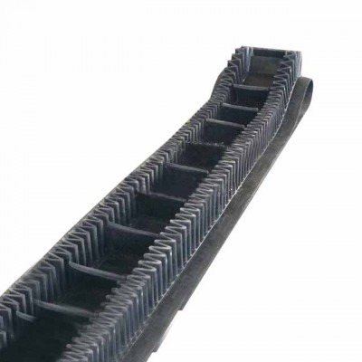 Bucket sidewall conveyor belt for high angle